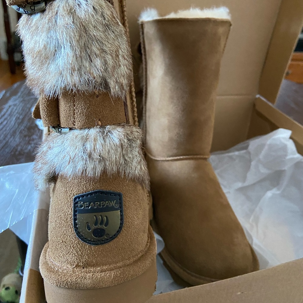 NWT BearPaw women’s Boots faux fur tan pull on buckles 8M